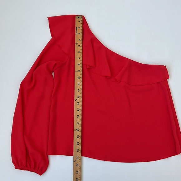Aritzia Wilfred Allaire Ruffle One
Shoulder Blouse size medium - Picture 12 of 12